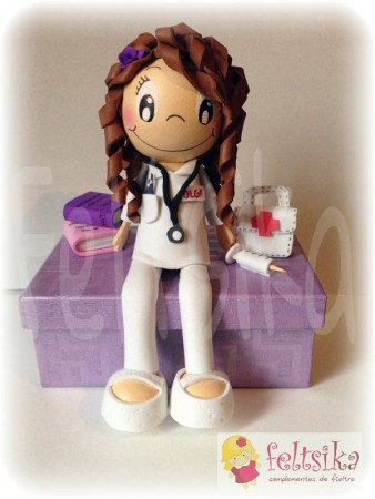 Fofucha sentada en caja- 15 €